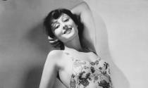 Bis heute die einzige Deutsche, die den Oscar sogar zweimal bekam: Luise Rainer nahm die begehrte Trophäe 1937 (für "Der große Ziegfeld") und 1938 ("Die gute Erde") entgegen. Als Schauspielerin in zwei aufeinanderfolgenden Jahren zu gewinnen, schaffte sonst nur Katherine Hepburn. (Bild: George Hurrell/MGM/Margaret Chute/Getty Images)