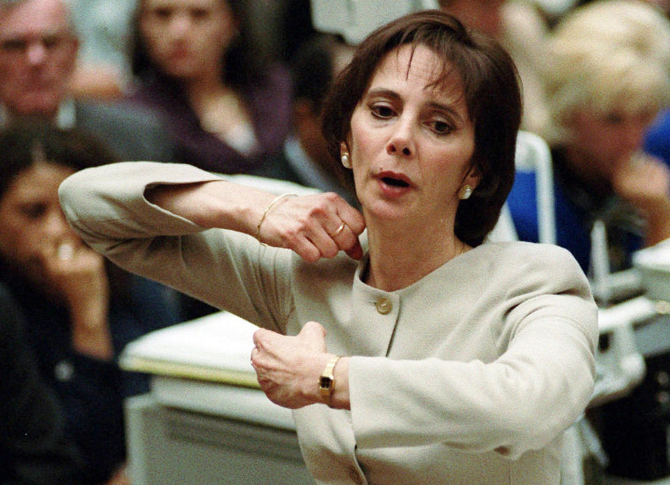 ARCHIVO- La fiscal Marcia Clark demuestra al jurado cómo ocurrieron los asesinatos de Nicole Brown Simpson y Ron Goldman en sus argumentos finales en el juicio por homicidio doble contra O.J. Simpson en Los Ángeles el 26 de septiembre de 1995.O.J. Simpson, el laureado astro del fútbol americano y actor de Hollywood que fue absuelto de los cargos de doble asesinato de su exesposa y su amigo, pero luego declarado responsable en un juicio civil aparte, ha fallecido. Tenía 76 años. (Myung J. Chun/Los Angeles Daily News via AP, Pool, archivo)