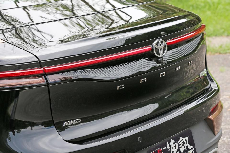 車尾AWD字樣代表E-Four Advanced電子四驅系統，亦宣示頂規身份。
