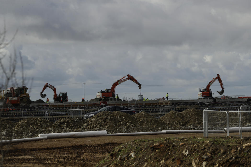 Operarios con maquinaria trabajan en la construcción de un puesto de frontera en un terreno que estaba sin construir entre las poblaciones de Mersham y Sevington, en el condado de Kent, en el sureste de Inglaterra, el martes 6 de octubre de 2020. En la región conocida como el Jardín de Inglaterra, el Brexit está cobrando forma a través de centros e instalaciones aduaneras para sorpresa de los vecinos. (AP Foto/Matt Dunham)