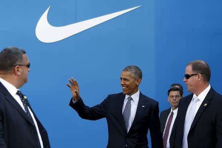 U.S. President Barack Obama waves as he arrives to deliver remarks on trade at Nike's corporate headquarters in Beaverton, Oregon May 8, 2015. REUTERS/Jonathan Ernst