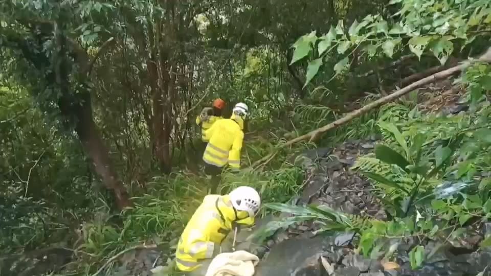 桃園消防局獲報到場搶救，現場地勢險峻。桃園市消防局提供