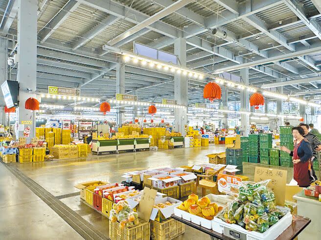 台南市新化果菜市場營運1年多來，以水果批發為主，明年將增加蔬菜拍賣，成為「名副其實」的果菜市場。（曹婷婷攝）