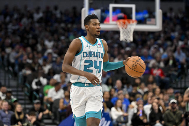 Hornets rookie Brandon Miller leaves loss to Knicks early with sprained  ankle, considered day-to-day - Yahoo Sports