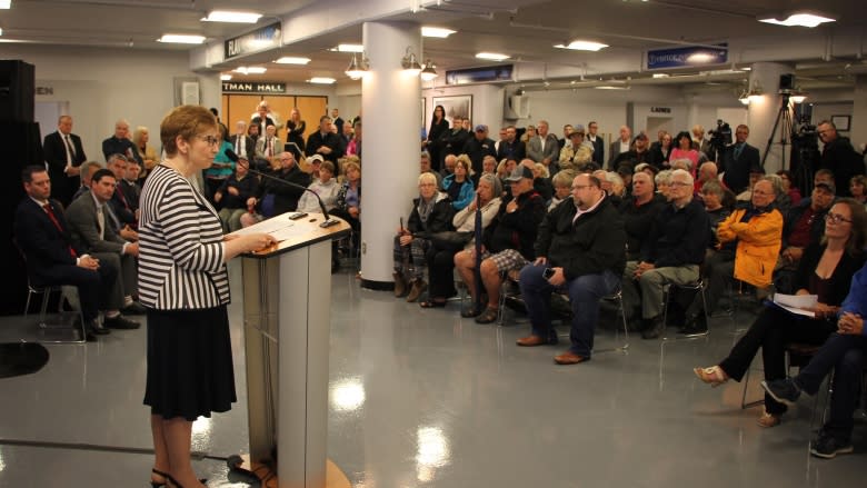 Premier booed in Cape Breton over decision to close 2 hospitals, expand 2 others