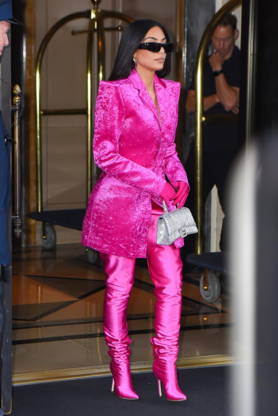 Kim Kardashian 身穿 Balenciaga 粉紅色造型。