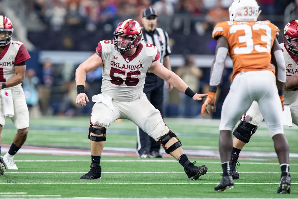 ARLINGTON, TX - DECEMBER 01: Oklahoma Sooners center Creed Humphrey (#56) drops back to block during the Big 12 Championship game between the Oklahoma Sooners and the Texas Longhorns on December 1, 2018 at AT&T Stadium in Arlington, Texas.  (Photo by Matthew Visinsky/Icon Sportswire via Getty Images)