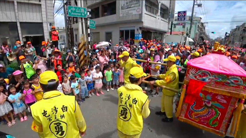 兩位媽祖停下為宏祐幼兒園的小朋友賜福。（圖／翻攝自白沙屯媽祖網路電視台）