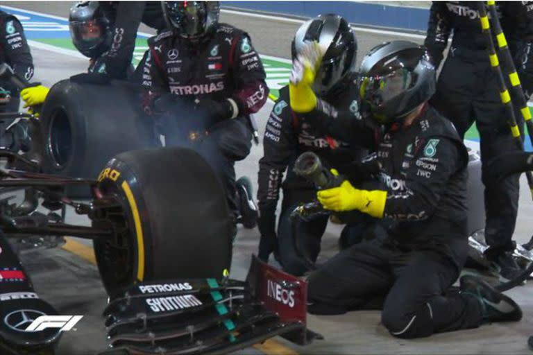 El increíble error de Mercedes con su piloto George Russell en el momento de uno de los cambios de neumáticos