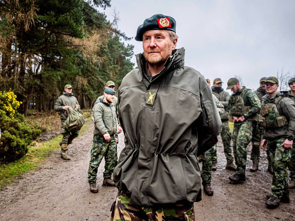 Truppen-Besuch bei ukrainischen Soldaten: König Willem-Alexander in Uniform. (Bild: imago/ABACAPRESS)