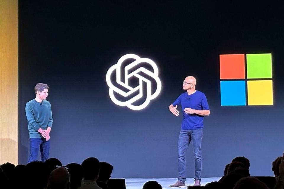 微軟執行長納德拉（右）和OpenAI前執行長阿特曼11月6日在舊金山參加AI開發商大會。美聯社