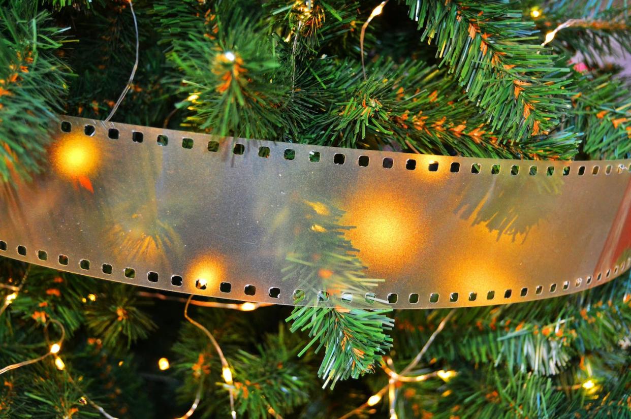 <a href="https://www.shutterstock.com/es/image-photo/christmas-background-form-film-fir-branches-1871427157" rel="nofollow noopener" target="_blank" data-ylk="slk:Shutterstock / Anna Barash;elm:context_link;itc:0;sec:content-canvas" class="link ">Shutterstock / Anna Barash</a>