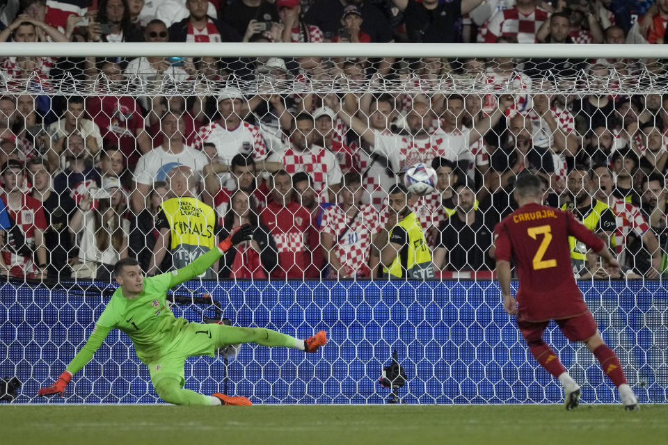 Dani Carvajal convierte el penal decisivo de España para vencer a Croacia en una tanda de penales en la final, el domingo 18 de junio de 2023, en Róterdam, Holanda. (AP Foto/Peter Dejong)