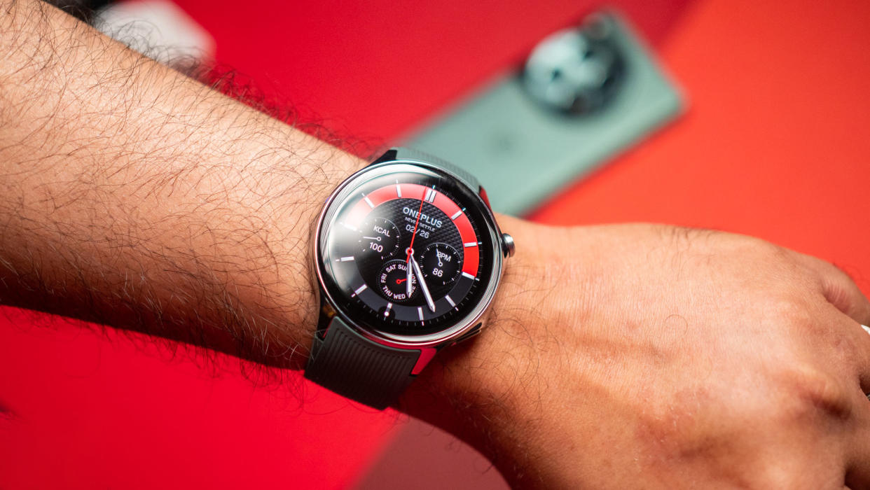  OnePlus Watch 2 in use. 