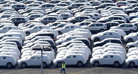 FOTO DE ARCHIVO: Autos para exportación de Volkswagen son fotografiados en el puerto de Emden, al lado de la planta de VW, Alemania, 9 de marzo de 2018. REUTERS/Fabian Bimmer/File Photo