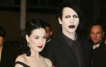 <p>Model und Tänzerin Dita Von Teese heiratete 2006 den Rock-Musiker Marilyn Manson, mit dem sie seit 1999 zusammen war. Die Ehe wurde 2006 jedoch schon wieder geschieden - Manson trage einfach "zu viele Dämonen" in sich, erklärte Von Teese das Ehe-Aus hinterher. (Bild: Pascal Le Segretain/Getty Images)</p> 