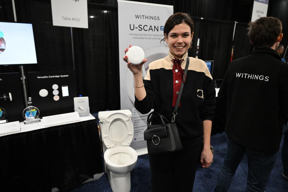 Withings representative Asmirian Albisson displays the U-Scan, during CES Unveiled ahead of the Consumer Electronics Show (CES) on January 3, 2023 in Las Vegas, Nevada. - The U-Scan, the world's first hands-free monitor which attaches to a toilet bowl and collects urine for home urine screening which provides an immediate snapshot of the body's balance and a 