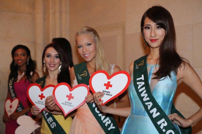 「2015地球小姐」國際選美賽事目前正在維也納進行中，卻傳出台灣的選美小姐代表丁文茵因為身披的「台灣」背帶而遭到主辦單位刁難。（取自世界小姐臉書）