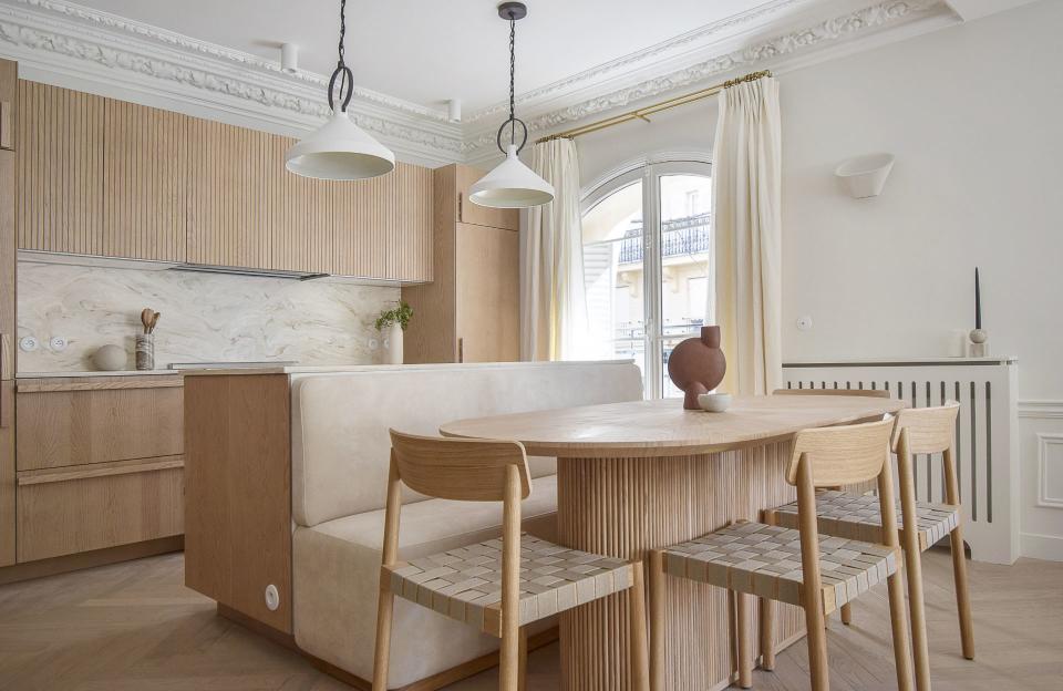 La cuisine boisée de l'appartement parisien idéal