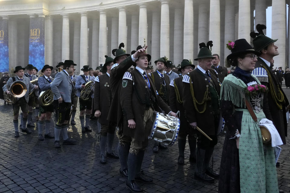 Músicos de Baviera, llegan a la plaza de San Pedro del Vaticano antes del funeral por el papa emérito Benedicto XVI, el 5 de enero de 2023. (AP Foto/Gregorio Borgia)