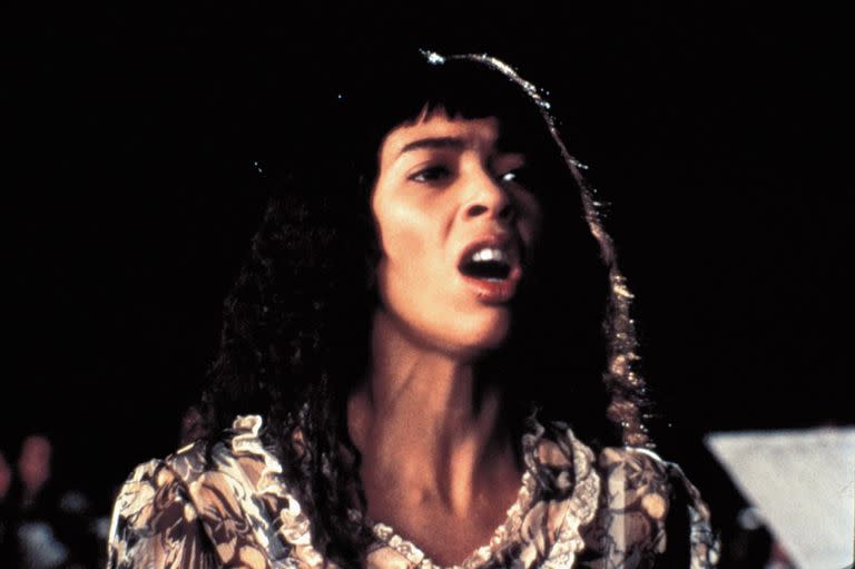 Irene Cara en los años 80, la década en la que saltó a la fama; la actriz y cantante murió a los 63 años