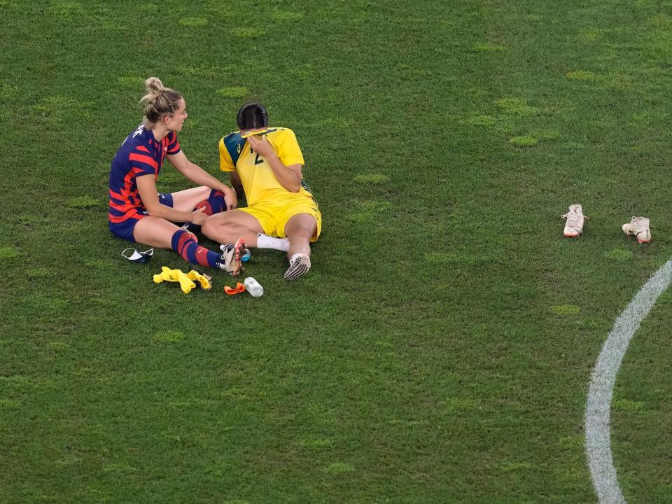 Kristie Mewis comforts Sam Kerr.