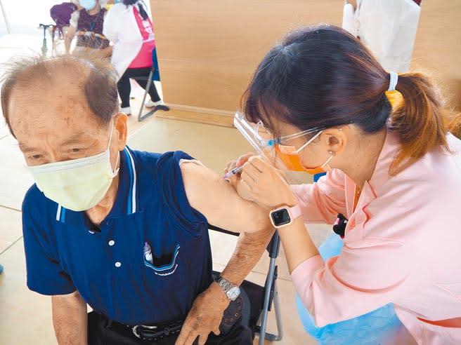 AZ疫苗開打，新竹市14日上午8點率全國之先，為80歲以上長輩接種疫苗，預計今天可施打完畢。（陳育賢攝）