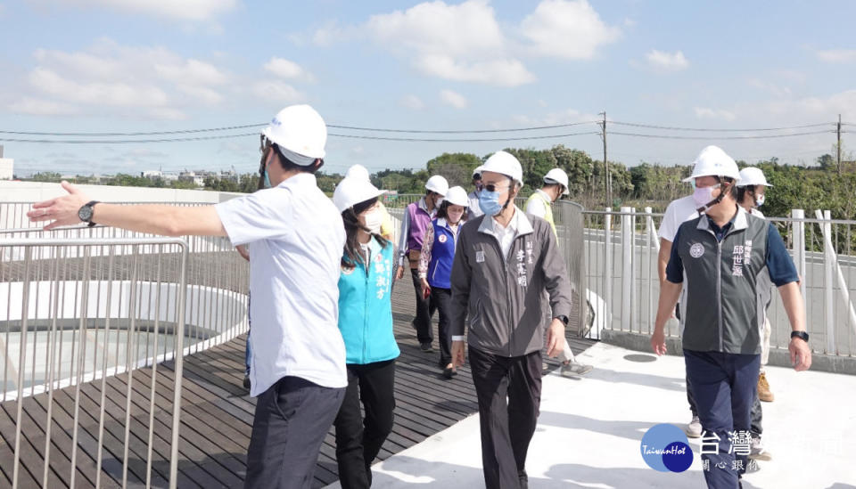 李憲明副市長與貴賓視察「楊梅區上田里和平森林公園新建市民活動中心」。