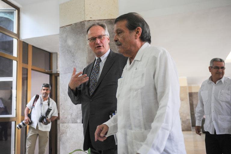 European chief negotiator Christian Leffler (L) and Cuban Deputy Foreign Minister Abelardo Moreno (R) at the third round of negotiations between the European Union and Cuba in Havana, on March 4, 2015