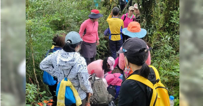 一名登山客在台東縣都蘭山不慎滑倒，搜救單位到場後將其判定死亡。（圖／翻攝畫面）