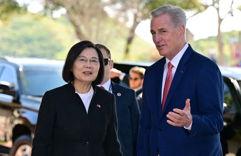 El presidente de la Cámara de Representantes de EE.UU., Kevin McCarthy, habla con la presidenta de Taiwán, Tsai Ing-wen, a su llegada a una reunión bipartidista en la Biblioteca Presidencial Ronald Reagan en Simi Valley, California, el 5 de abril de 2023.