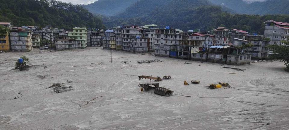 En la imagen, edificios anegados debido a las inundaciones repentinas provocadas por fuertes aguaceros en Rangpo, en la región de Sikkim, India, el 6 de octubre de 2023. (AP Foto/Prakash Adhikari)