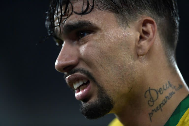 El brasileño Lucas Paqueta -cuyo tatuaje dice "Dios preparó todo" - hace un gesto durante el partido de semifinales del torneo de fútbol de la Copa América Conmebol 2021 contra Perú en el Estadio Nilton Santos de Río de Janeiro, Brasil, el 5 de julio de 2021.