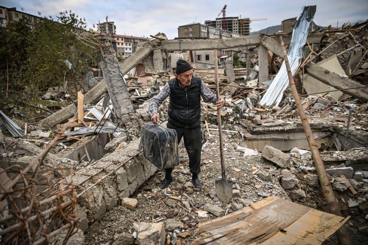 Un homme dans les décombres à Stepanakert, le 10 octobre 2020. - ARIS MESSINIS / AFP