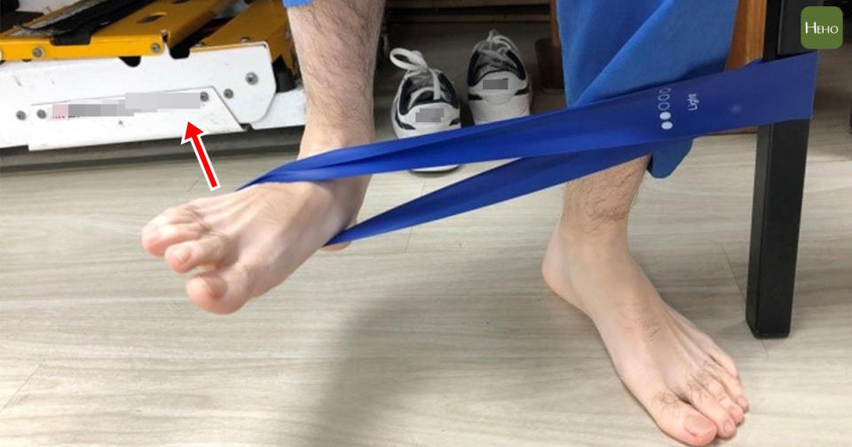 「外翻肌群訓練運動」讓腳踝施力向外翻至彈力帶阻力末點／圖片提供：臺北醫院