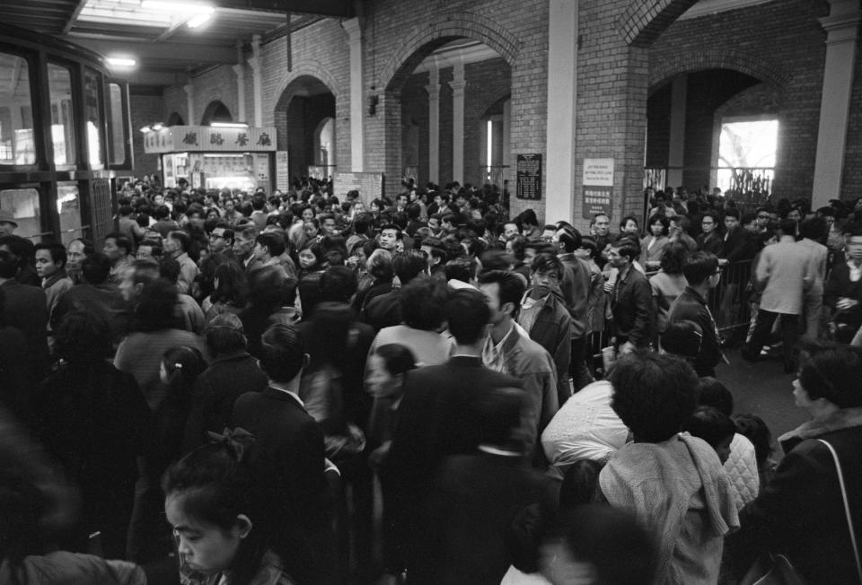 70 年代初，九廣鐵路的終站仍然設在尖沙咀，陳橋曾經在該處拍到人頭湧湧的一刻。攝於 1972 年 4 月。 (Photo by Chan Kiu/South China Morning Post via Getty Images)