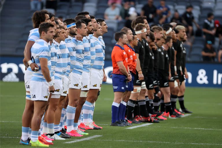 Los jugadores de Argentina (L) y Nueva Zelanda se paran durante los himnos nacionales antes del partido de rugby de las Tres Naciones