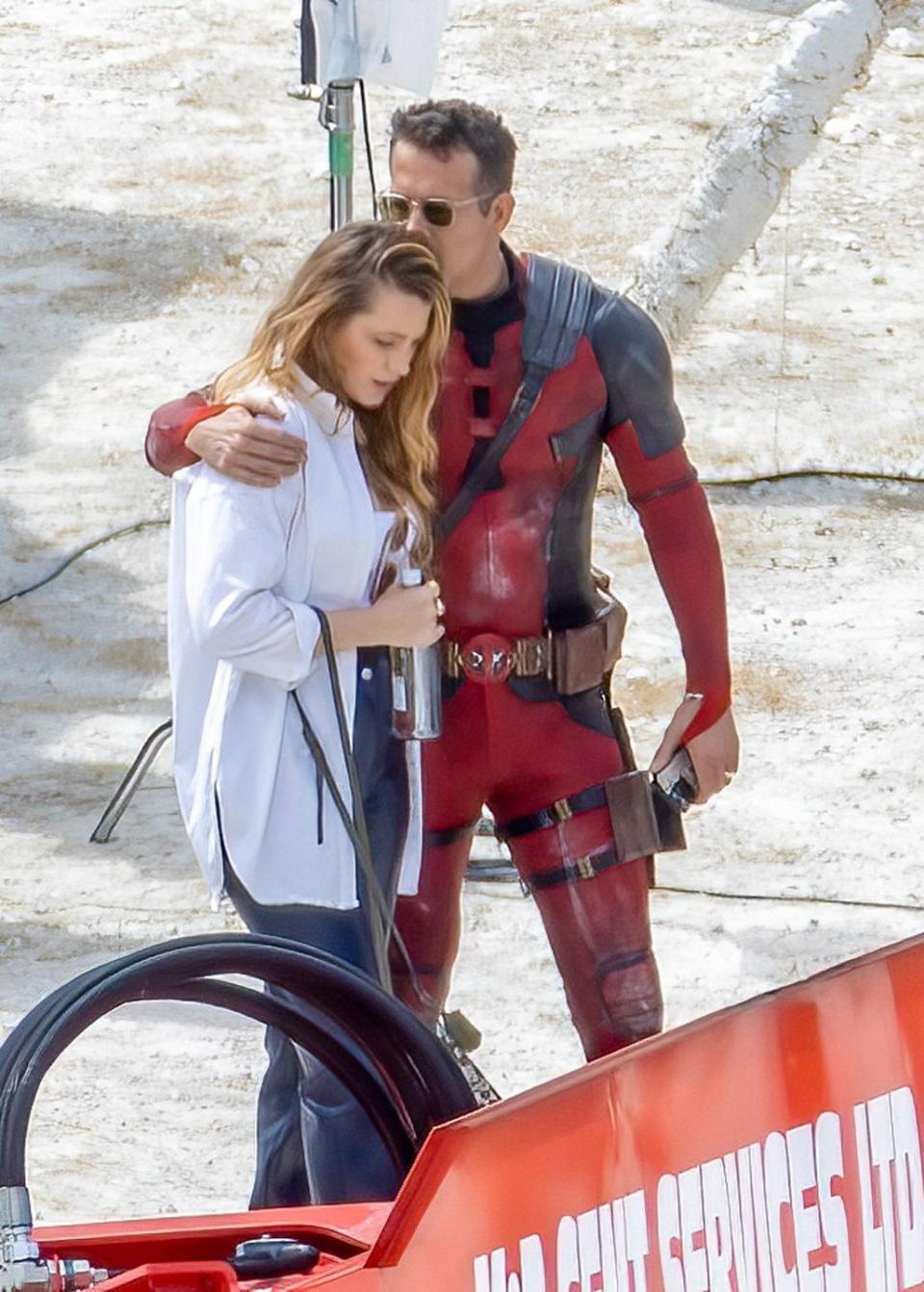 ryan reynolds kissing blake lively on set