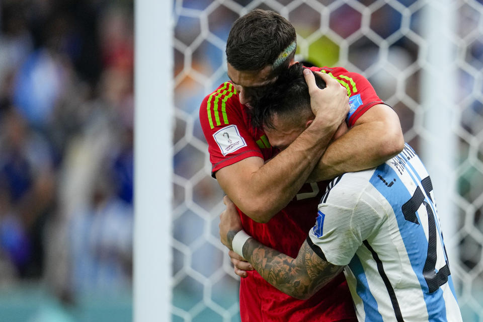 El arquero argentino Emiliano Martínez celebra con el delantero Lautaro Martínez tras la victoria por penales en los cuartos de final del Mundial, el viernes 9 de diciembre de 2022, en Lusail, Qatar. (AP Foto/Natacha Pisarenko)