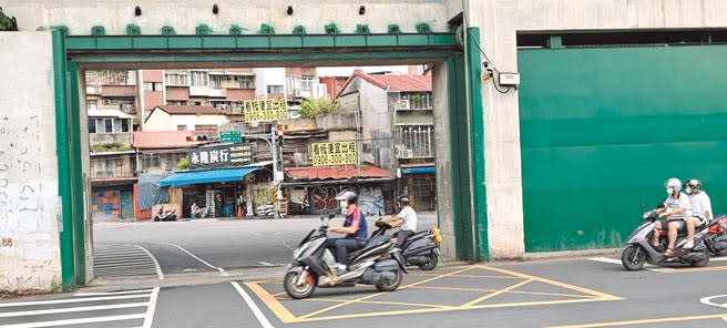 桂林路底的水門內外風貌迥異，門內的淡水河水岸規畫了河濱公園，門外柳鄉里一帶有多家老店。（張蒼松攝影）