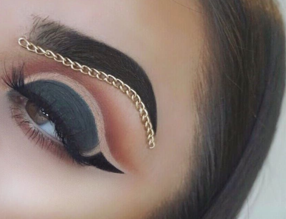 <p>2018 war das Jahr der crazy Augenbrauen-Trends: Von “Fishtail Brown” über “Halo Brows” bis hin zu Augenbrauen mit Glitzer und Ketten war alles dabei. Wie wäre es 2019 einfach wieder mit schön gezupften Augenbrauen, deren Form einfach nur mit einem Augenbrauenstift nachgezogen wird? Yes, please! (Bild: Instagram/chunimakeup) </p>