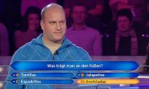 <p>Die Antwort, die Thomas Jäger auf die 500-Euro-Frage: "Was trägt man an den Füßen?" gab, war köstlich, aber leider falsch. Aus den Optionen A: Tortillas, B: Jalapeños, C: Espadrilles, D: Enchiladas wählte er Letztere - und ging mit 0 Euro nach Hause. C wäre richtig gewesen. (Bild: MG RTL D)</p> 