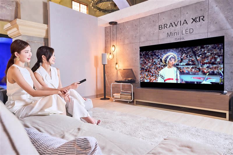 Sony BRAVIA XR X95L系列搭載最新多音域環繞聲場技術進階版 (Acoustic Multi Audio+)，透過超能邊框揚聲器能振動邊框向前投射聲音，讓音效更符合畫面裡的位置，傳遞具有空間感的聆聽感受。（圖／品牌業者提供）