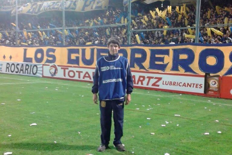 Lautaro Blanco, como alcanzapelotas en el Gigante de Arroyito; estuvo 13 años en Rosario Central, donde lo hizo debutar el Kily González