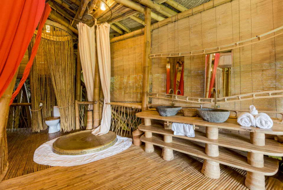 <p>And its ensuite bathroom. (Airbnb) </p>