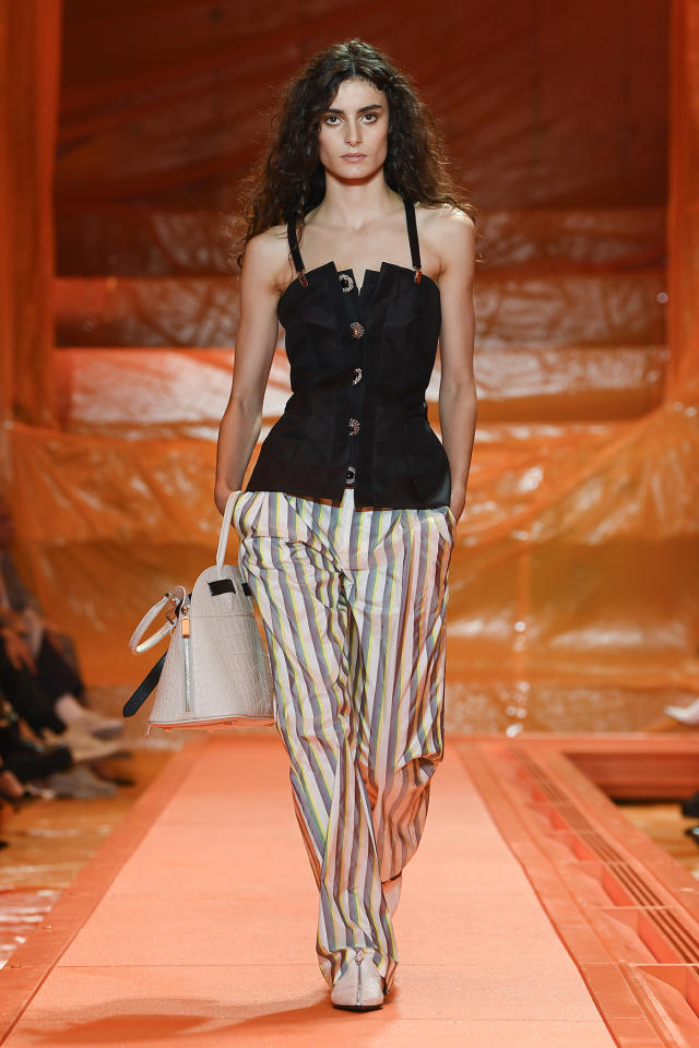 Louis Vuitton Spring 2022 Ready-to-Wear at Paris Fashion Week, Photos –  Footwear News