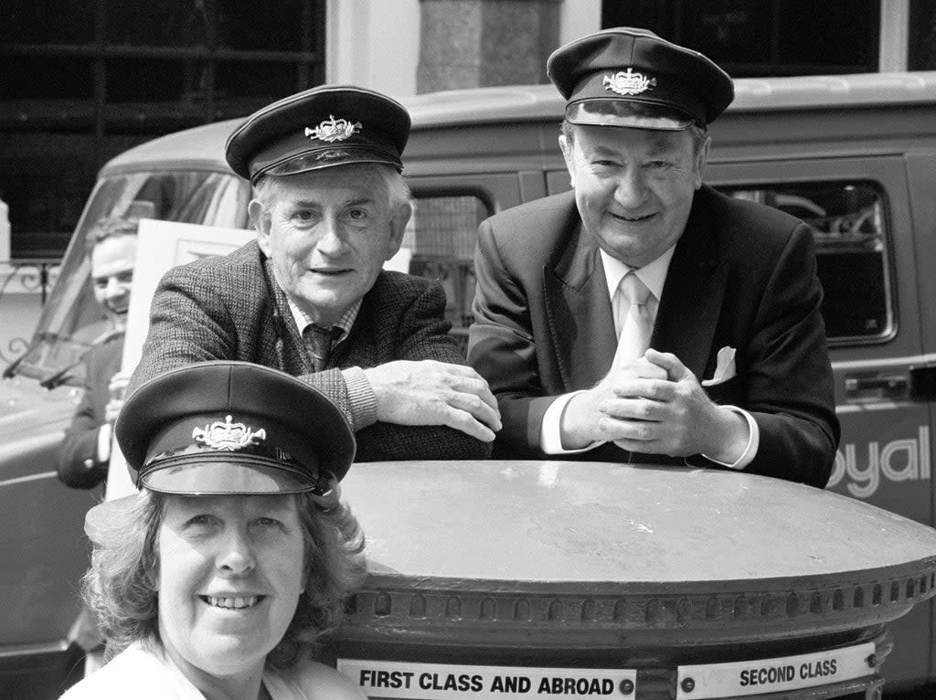 BBC stars Robert Fyfe (left), Peter Sallis (right) and Kathy Staff appearing in London to promote the launch of a Royal Mail guide to its postbus network in 1989  (PA)