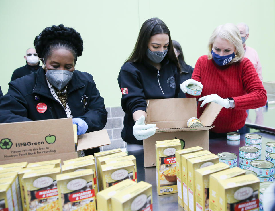 Democratic Reps. Sheila Jackson Lee (Texas), Alexandria Ocasio-Cortez (N.Y.) and Sylvia Garcia (Texas) help distribute food at the Houston Food Bank on Feb. 20. (Photo: ELIZABETH CONLEY/POOL/AFP/Getty Images)