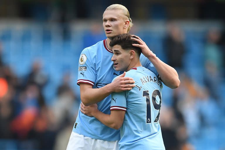 MANCHESTER, ENGLAND - NOVEMBER 12: Erling Haaland embraces Julian Alvarez of Manchester City after their sides defeat during the Premier League match between Manchester City and Brentford FC at Etihad Stadium on November 12, 2022 in Manchester, England. (Photo by Manchester City FC/Manchester City FC via Getty Images)