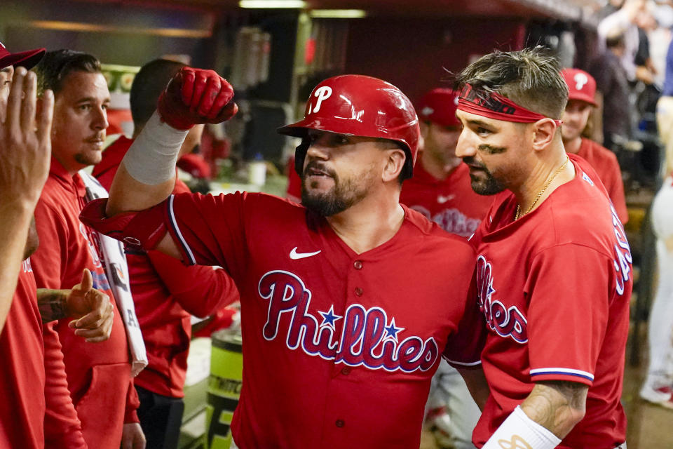 Kyle Schwarber, de los Filis de Filadelfia, festeja tras conectar un jonrón en el quinto juego de la Serie de Campeonato de la Liga Nacional ante los Diamondbacks de Arizona, el sábado 21 de octubre de 2023 (AP Foto/Brynn Anderson)